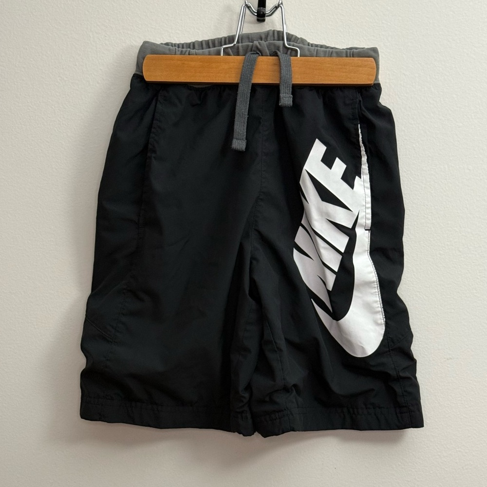 {Nike}-Size M-Boy’s Black Shorts